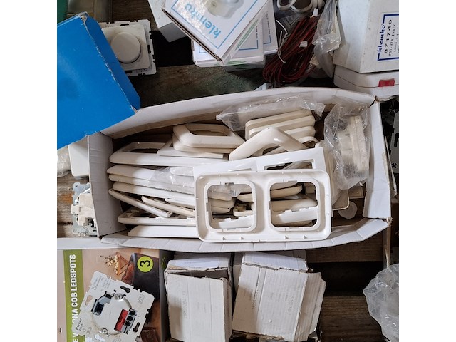 Assortiment schakelmateriaal o.a. busch en jaeger, berker - afbeelding 16 van  17