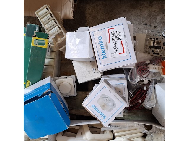 Assortiment schakelmateriaal o.a. busch en jaeger, berker - afbeelding 17 van  17