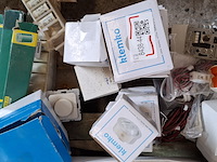 Assortiment schakelmateriaal o.a. busch en jaeger, berker - afbeelding 17 van  17