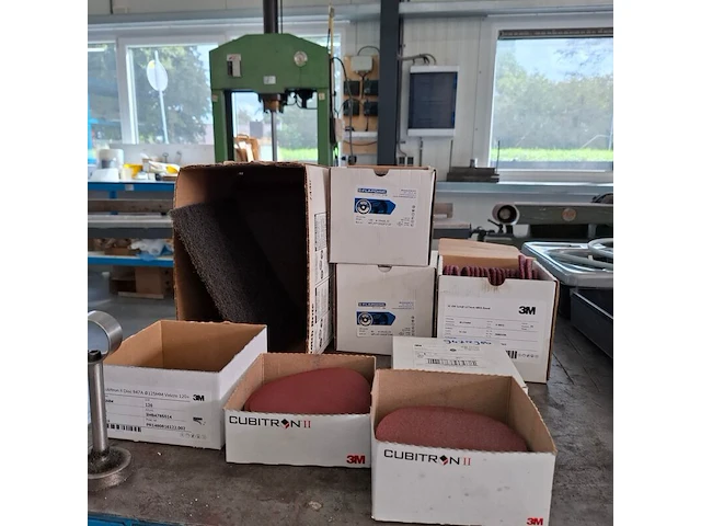 Assortiment schuurbenodigdheden - afbeelding 1 van  8