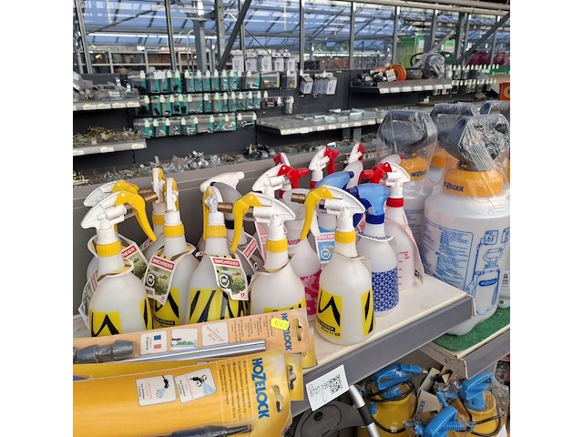 Assortiment spuiten o.a. talen tools, hozelock - afbeelding 2 van  10