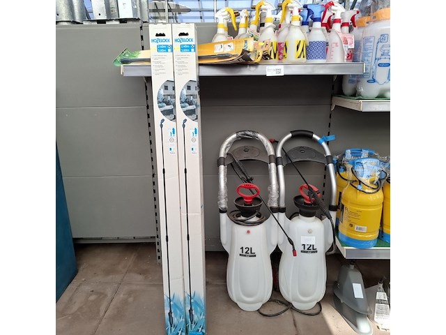 Assortiment spuiten o.a. talen tools, hozelock - afbeelding 1 van  10