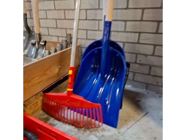 Assortiment tuinbenodigdheden - afbeelding 4 van  12