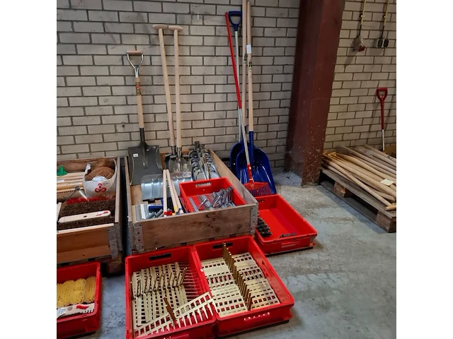 Assortiment tuinbenodigdheden - afbeelding 1 van  12