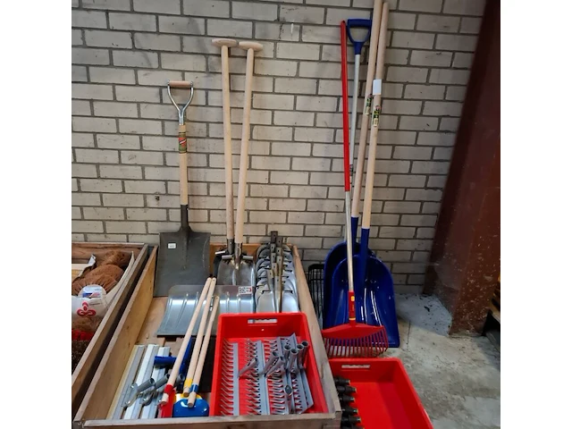 Assortiment tuinbenodigdheden - afbeelding 5 van  12