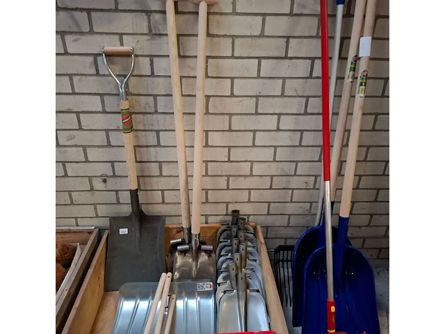 Assortiment tuinbenodigdheden - afbeelding 6 van  12