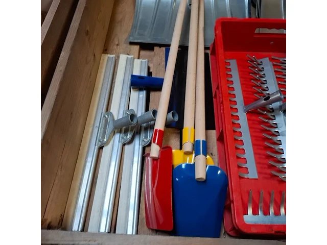 Assortiment tuinbenodigdheden - afbeelding 9 van  12