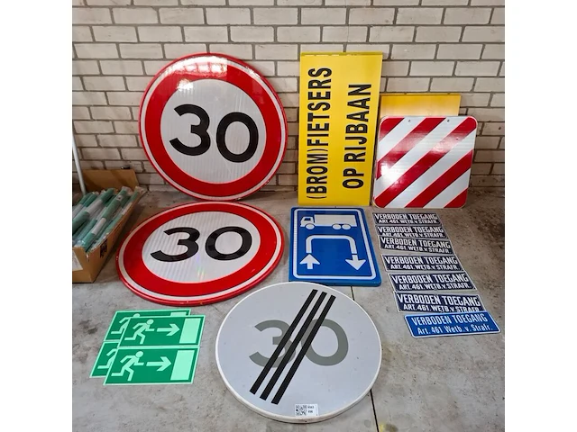 Assortiment waarschuwings/aanduidingsborden - afbeelding 1 van  7