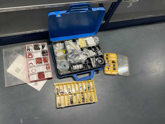 Assortimentdozen met inhoud rubbers en ringen (4x) - afbeelding 1 van  6