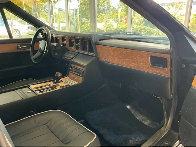 Aston martin lagonda 5.3 v8 automatic | 1985 | british luxury & futuristic design - afbeelding 13 van  26
