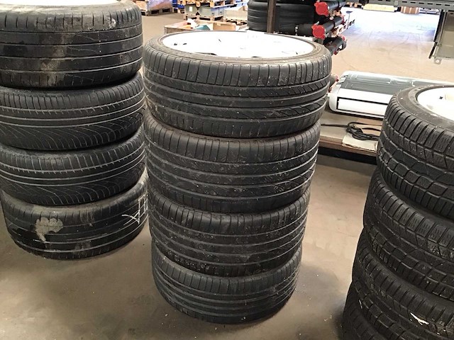 Aston martin velgen met banden (4x) - afbeelding 1 van  2
