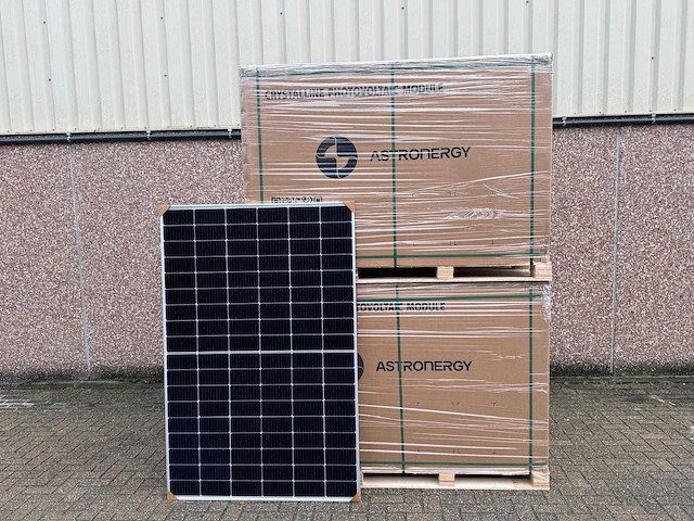Astronergy - set van 72 zonnepanelen (totaal vermogen 29.520 wp) - afbeelding 1 van  5