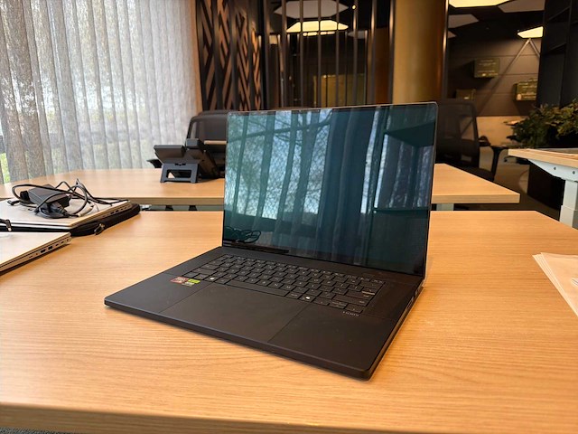 Asus h7606 krachtige laptop (2024 model, high performance) zonder hardeschijf - afbeelding 1 van  6