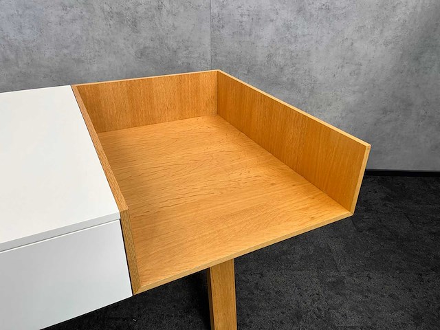 Asymmetrisch receptiemeubel - afbeelding 12 van  21