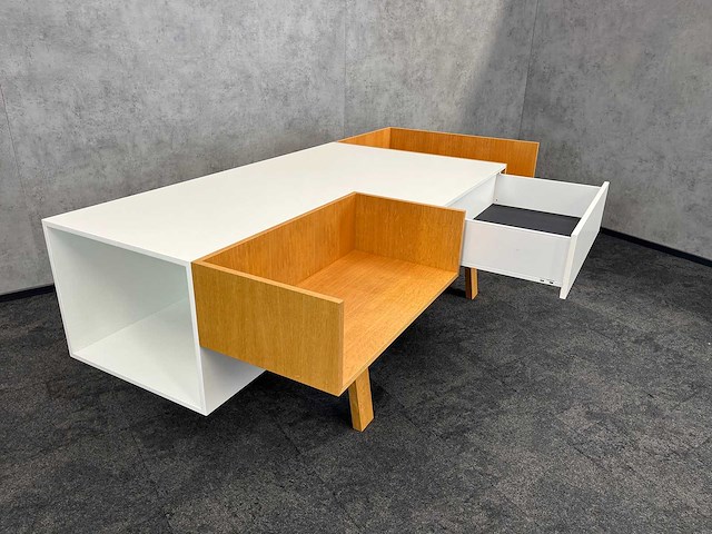 Asymmetrisch receptiemeubel - afbeelding 17 van  21