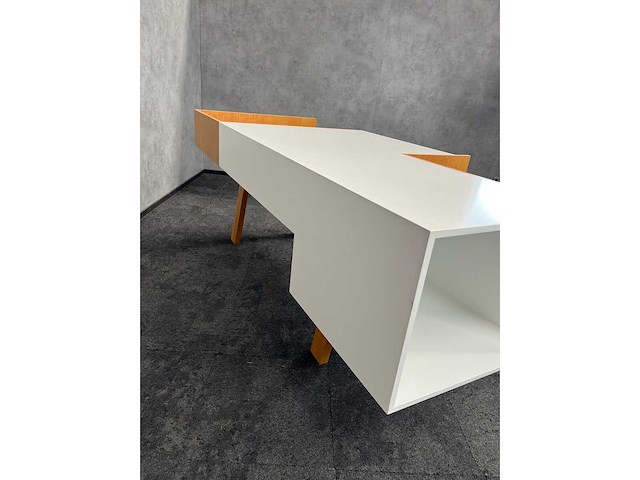 Asymmetrisch receptiemeubel - afbeelding 18 van  21