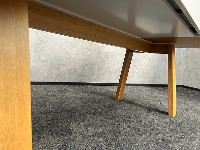 Asymmetrisch receptiemeubel - afbeelding 19 van  21