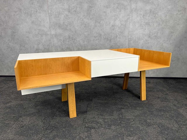 Asymmetrisch receptiemeubel - afbeelding 1 van  21