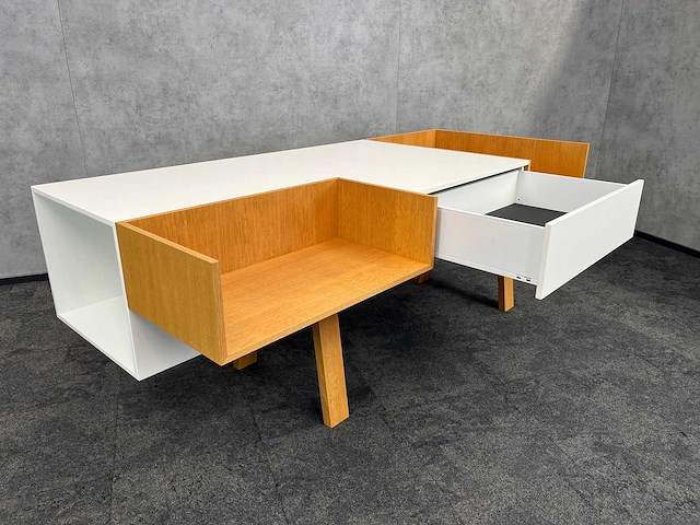Asymmetrisch receptiemeubel - afbeelding 6 van  21