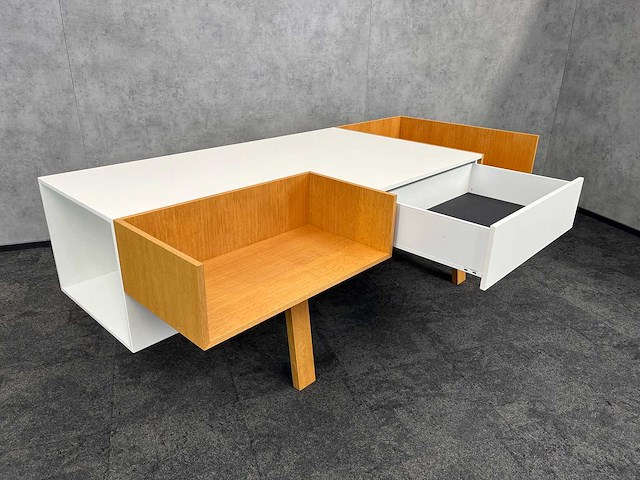 Asymmetrisch receptiemeubel - afbeelding 7 van  21