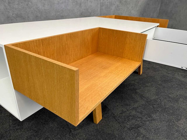Asymmetrisch receptiemeubel - afbeelding 8 van  21