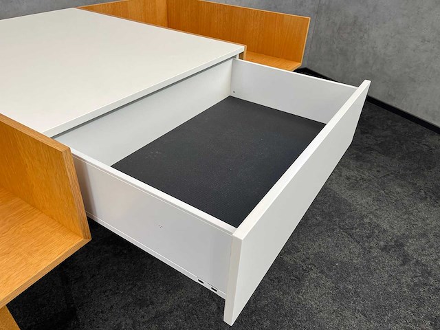 Asymmetrisch receptiemeubel - afbeelding 9 van  21