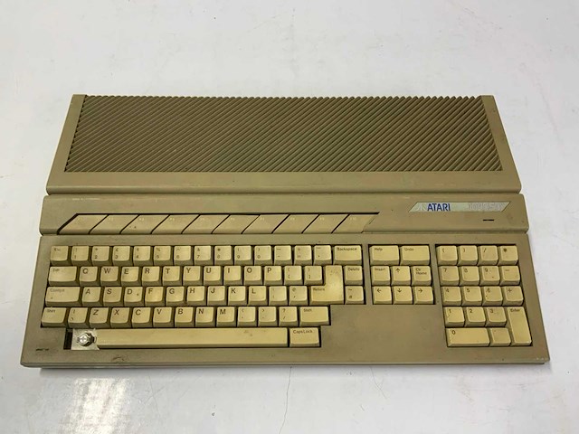 Atari en sharp sm124 en 1040st monitor en toetsenbord - afbeelding 15 van  18