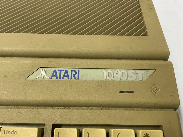 Atari en sharp sm124 en 1040st monitor en toetsenbord - afbeelding 16 van  18