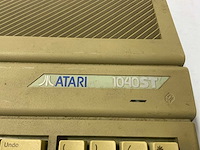 Atari en sharp sm124 en 1040st monitor en toetsenbord - afbeelding 16 van  18