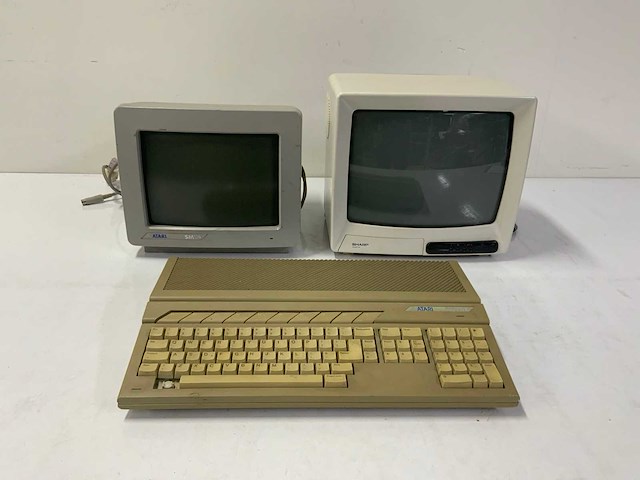 Atari en sharp sm124 en 1040st monitor en toetsenbord - afbeelding 1 van  18