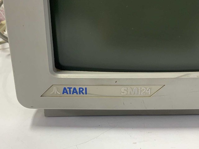 Atari en sharp sm124 en 1040st monitor en toetsenbord - afbeelding 5 van  18