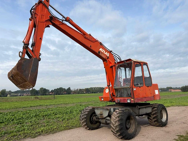 Atlas 1302 banden graafmachine - afbeelding 1 van  11