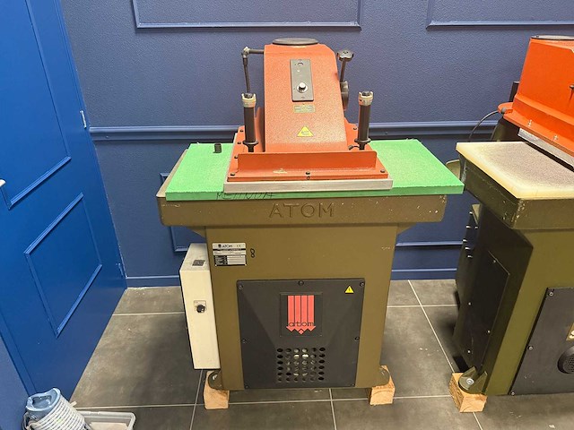 Atom - 2013 - se 25 - leder bewerkingsmachine - afbeelding 1 van  7