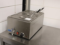 Au bain-marie maxima voorzien van drie gastronorm bakken met deksels.