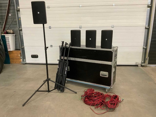 Audac xeno 6 speakers en stands in flightcase - afbeelding 1 van  9