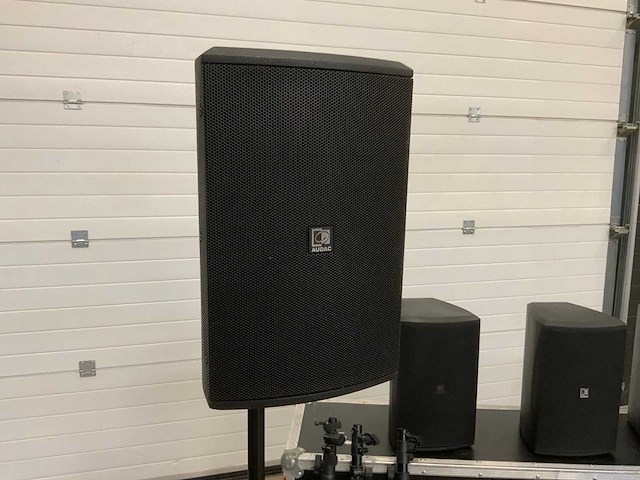 Audac xeno 6 speakers en stands in flightcase - afbeelding 2 van  9