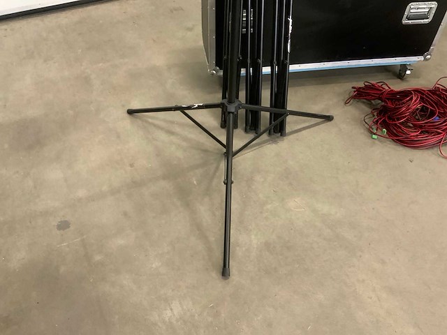 Audac xeno 6 speakers en stands in flightcase - afbeelding 3 van  9
