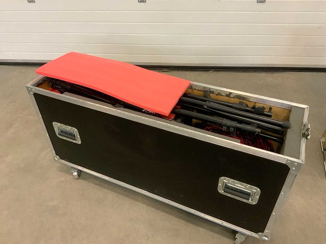 Audac xeno 6 speakers en stands in flightcase - afbeelding 9 van  9