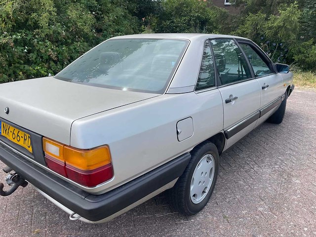 Audi - 100 - 100 cc - oldtimer - afbeelding 12 van  14