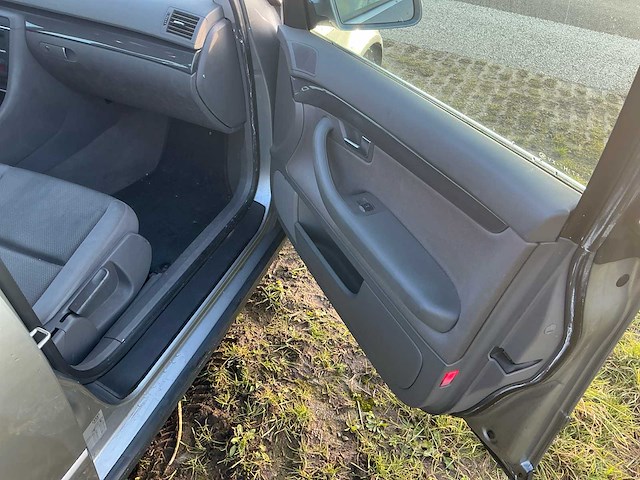Audi - 2002 - a4 limousine - 2.0 - personenauto - afbeelding 32 van  44