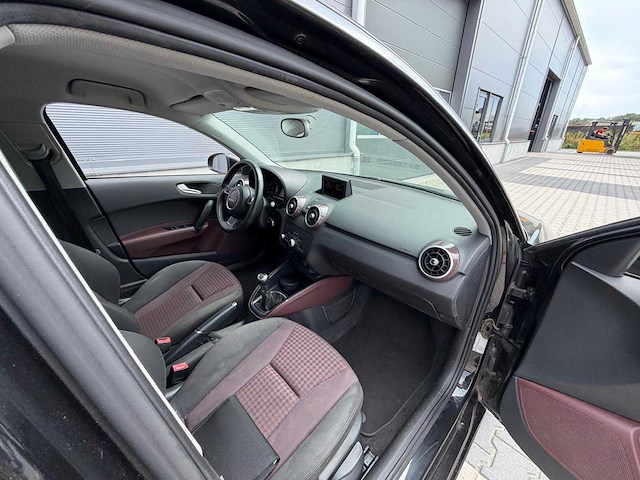 Audi - a1 - sportback - 1.4 tfsi attr. pl.b. personenauto - 2012 - afbeelding 9 van  26