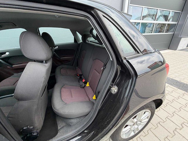 Audi - a1 - sportback - 1.4 tfsi attr. pl.b. personenauto - 2012 - afbeelding 2 van  17