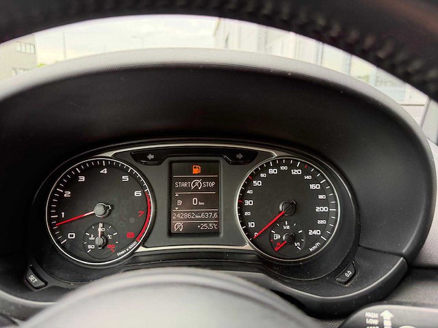 Audi - a1 - sportback - 1.4 tfsi attr. pl.b. personenauto - 2012 - afbeelding 4 van  17