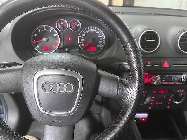 Audi - a3 - 1.6 fsi attraction - 81-sx-dx- 2006 - afbeelding 16 van  17