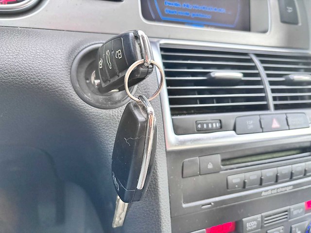 Audi - q7 - 4.2 fsi quattro - j-016-lv - 2006 - afbeelding 24 van  31