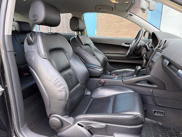 Audi a3 2.0 fsi attraction | rs-202-h i - afbeelding 24 van  31