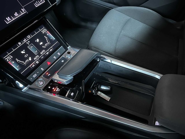 Audi e-tron 50 quattro edition 71 kwh 313pk 2020 (origineel-nl + 1e eigenaar), j-904-hf - afbeelding 20 van  42