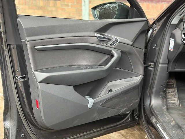 Audi e-tron 50 quattro launch edition 71 kwh 313pk 2020 (origineel-nl & 1e eigenaar), j-840-lr - afbeelding 28 van  63