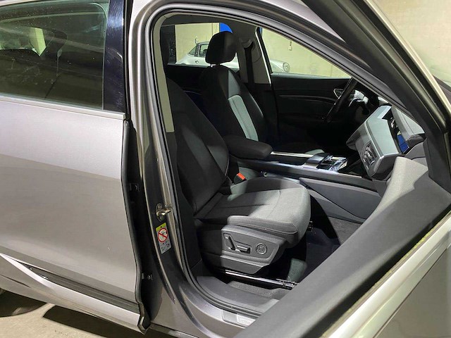 Audi e-tron 50 quattro launch edition 71 kwh 313pk 2020 (origineel-nl & 1e eigenaar), j-980-hf - afbeelding 9 van  34