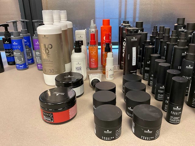 Authentic beauty concept diverse haarproducten - afbeelding 9 van  22